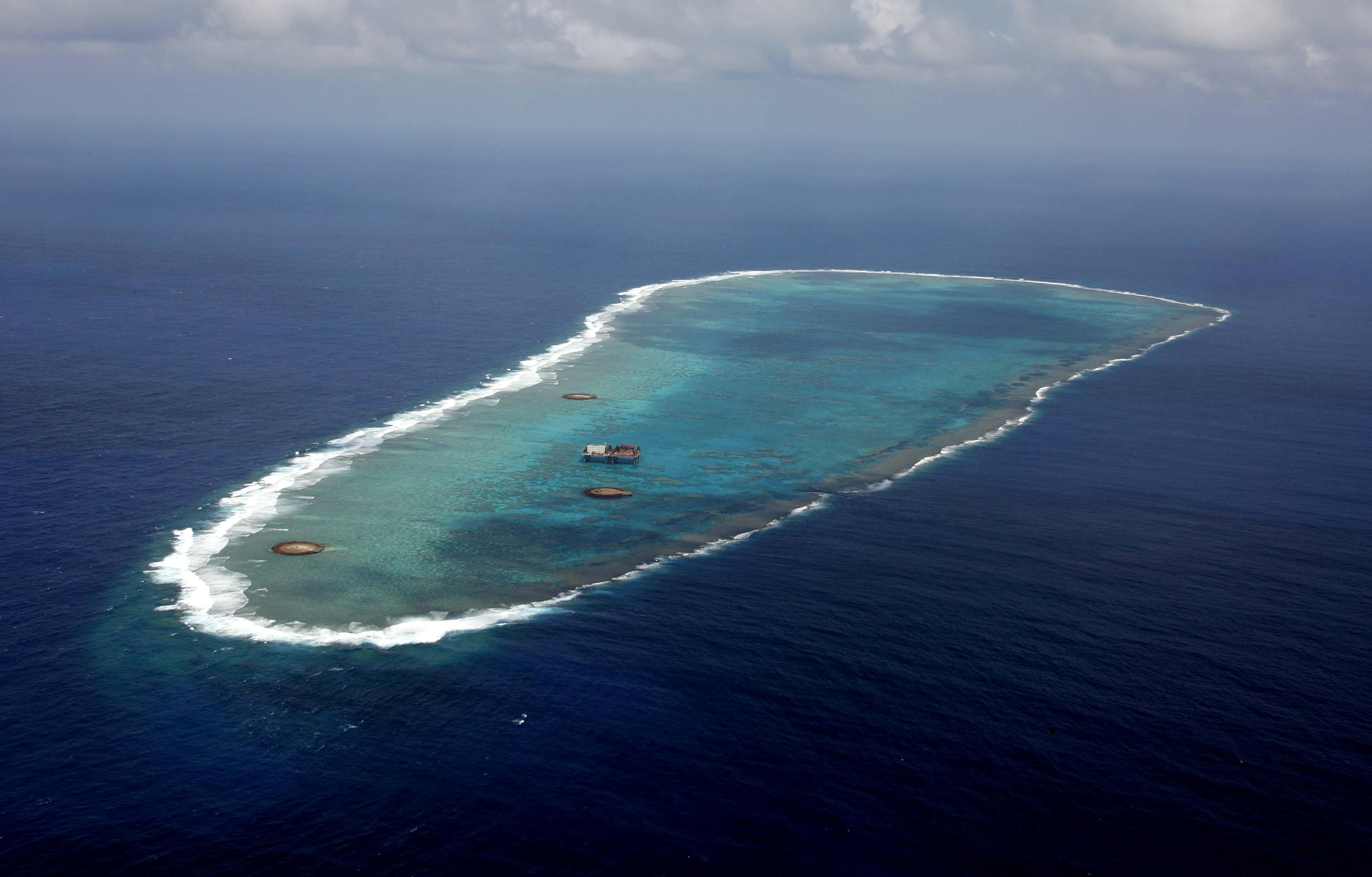 写真1　小島とリーフで形成される沖ノ鳥島