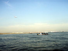 写真9 羽田国際空港C滑走路前の巻刺網船