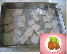図1 サメ肉の冷水さらしとサメ肉のフライ