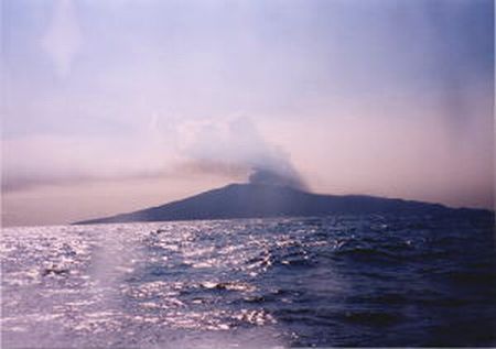 写真1 指導船から撮影した三宅島近影