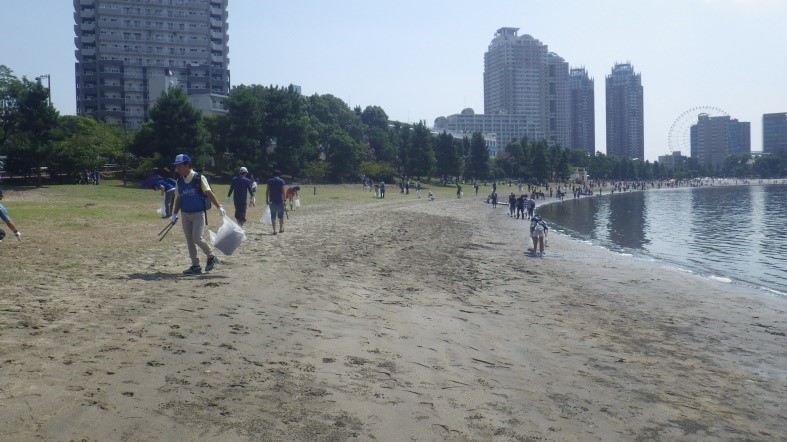 写真4　海浜清掃活動の様子