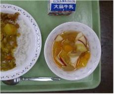 図1 学校給食。明日葉ところてんを使った「寒天入りフルーツポンチ」